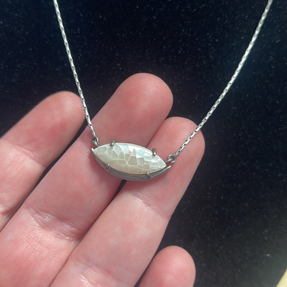 Kendra Scott Meghan Pendant Necklace & Dust Bag - Picture 2 of 6